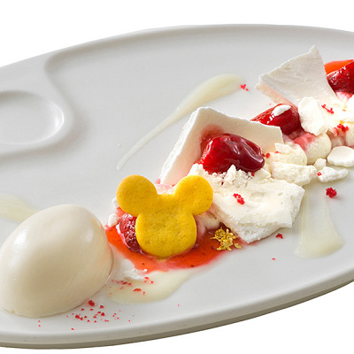 リコッタクリームのストロベリーソース、メレンゲとライムのセミフレッド添え