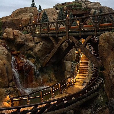 駆け抜けるジェットコースター