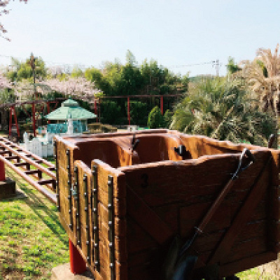 自力でトロッコを漕いで進みます。