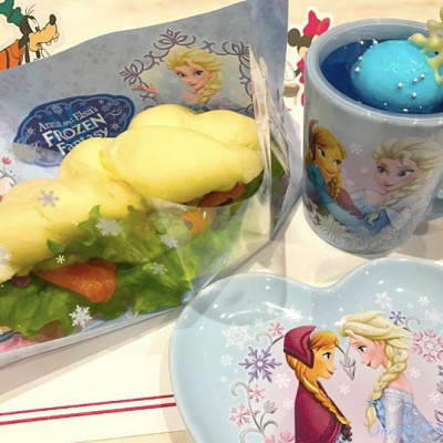 サーモントラウトとアボカドのオニオンマヨネーズサンドとスーベニアカップ、スーベニアプレート