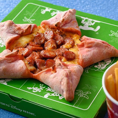 ソーセージとミートソースのピザ