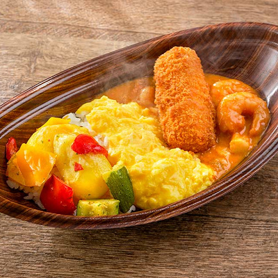 シーフードのオムライス、カニクリームコロッケとトマトクリームソース