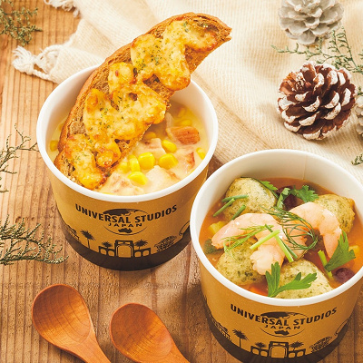 （写真右）エビと揚げパンのシーフードトマトスープ