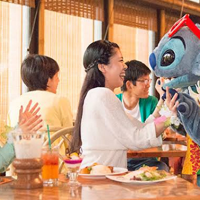 リロ＆スティッチも登場するショーレストラン
