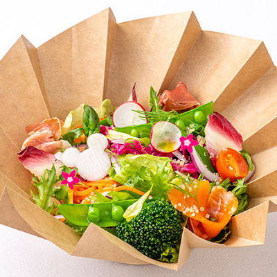 スモークサーモンと生ハムのガーデンサラダ