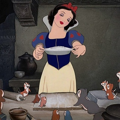 料理をする白雪姫