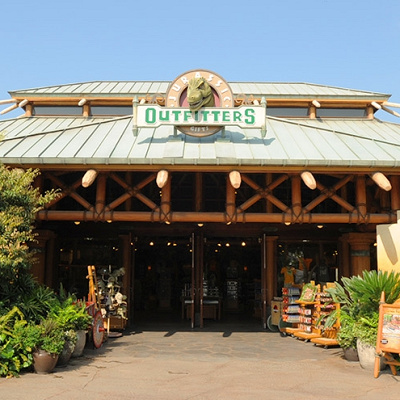 恐竜のフォトオポチュニティのある「ジュラシック・パーク・ザ・ライド」出口のお土産ショップ「ジュラシック・アウトフィッターズ」