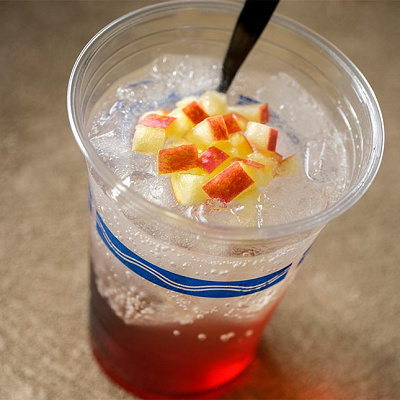 スパークリングカクテル（アップルリキュール＆カシス）