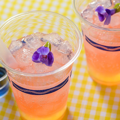 スパークリングカクテル(パッションフルーツリキュール＆バタフライピーシロップ)