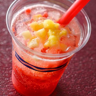 スパークリングカクテル（ラズベリーリキュール＆パイナップル）