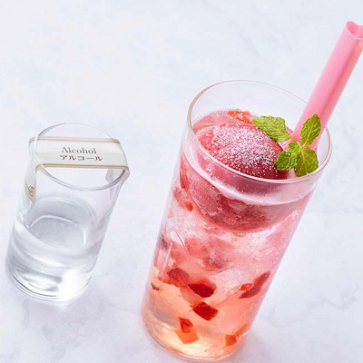スパークリングカクテル（ラム、ライチー、ベリーシャーベット）