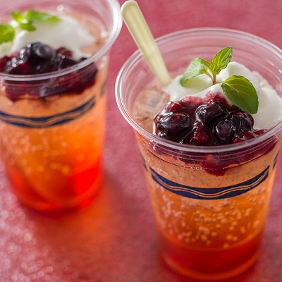 スパークリングカクテル（ストロベリーリキュール＆ホイップ）