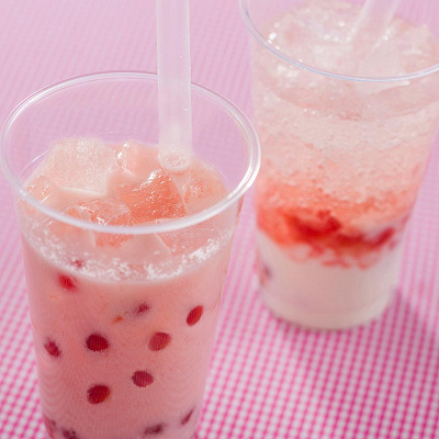 スパークリングタピオカドリンク（ストロベリーヨーグルト）