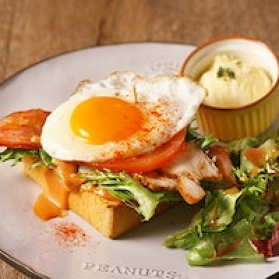 スパイシーチキンとフライドエッグのクラブハウストースト