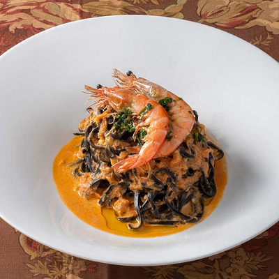 イカ墨のタリオリーニ、海老と蟹のトマトクリームソース