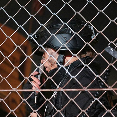 フェンスの中にいるSWAT