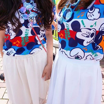 Tシャツ×白スカート