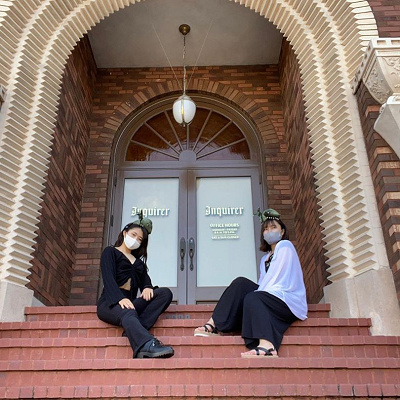 大胆なデザインのカチューシャとシックなファッションのバランスがGood！