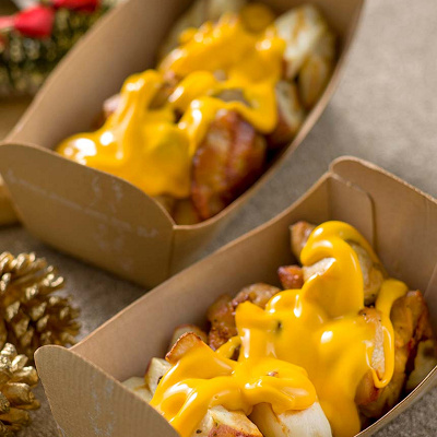 上にかかったチェダーチーズのソースがたまらない！