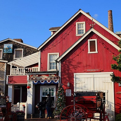 赤い建物の一角にあるカウンターがお店です！