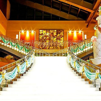 京阪ユニバーサルタワーの正面玄関にある大階段