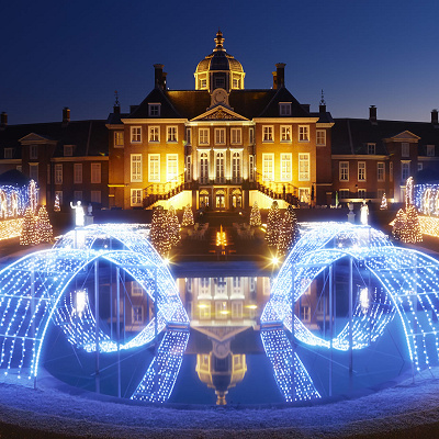 光の王国・水面に映るお屋敷