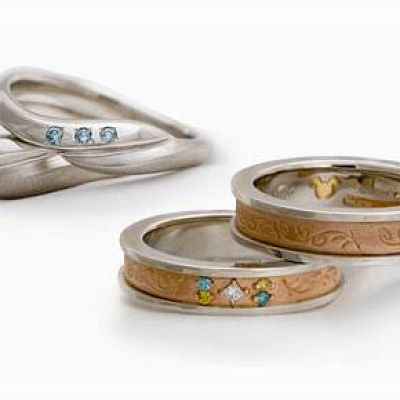 ミラコスタで買える『リトル・マーメイド』の指輪（左）