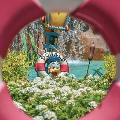 浮き輪の中から撮ったドナルドのお家のポスト