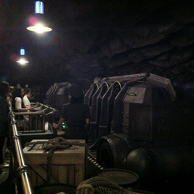 大人気の絶叫アトラクションセンター・オブ・ジ・アース