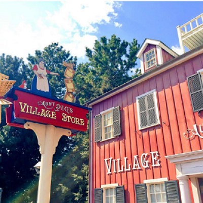 赤い板張りの建物が目立ちます◎