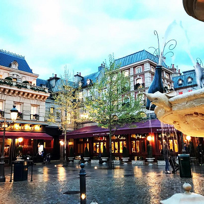 左側に見えているのがレストラン