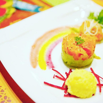 虹に見立てたソースがかわいい