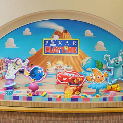 駅の中にはパークで開催されているイベントの装飾がされている