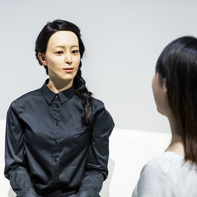 左側の女性が「オトナロイド」