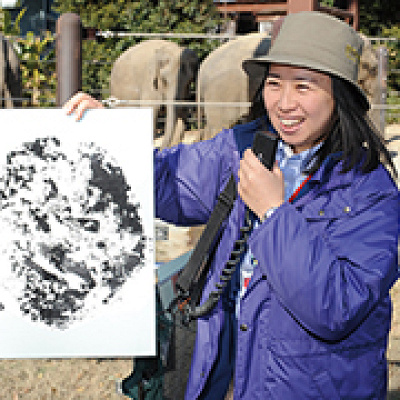 園内にはガイドツアーの方もいます。