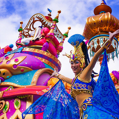 パレードやショー、アトラクションやレストランにも外国人キャストがたくさん