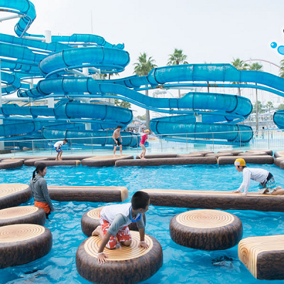 スリル満点の水上アスレチック