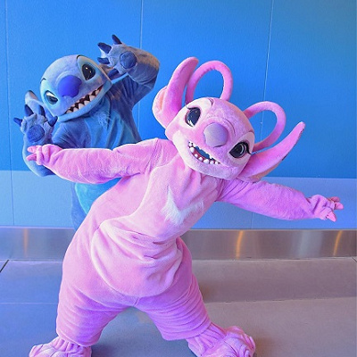 トゥモローランドのグリーティング仲良しな二人