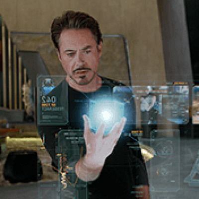 スペースストーンを調べるトニー