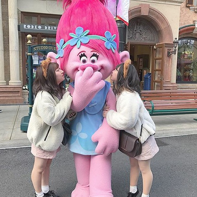 「トロールズ」のポピーとグリーティング／USJ