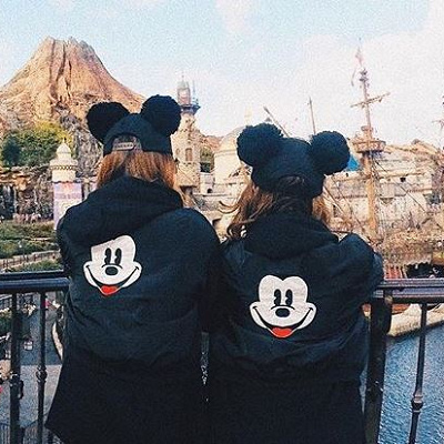 黒でまとめた双子コーデ