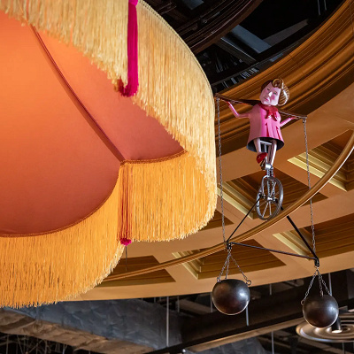 天井に飾られたアンブリッジの人形