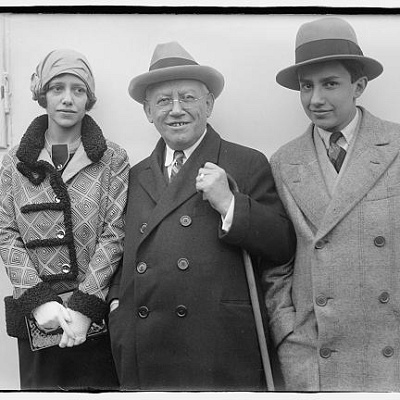 ユニバーサルピクチャーズ創設者のカール・レムリ（中）と妻（左）、息子（右）（アメリカ合衆国議会図書館・印刷物写真部門より）