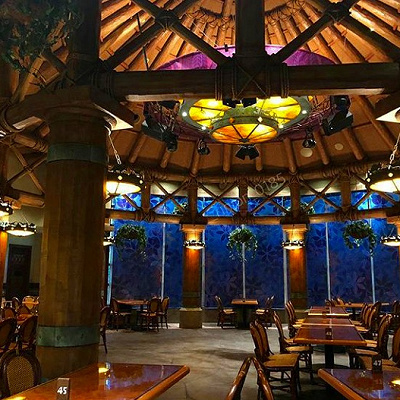 夜のUSJ「ロスト・ワールドレストラン」店内