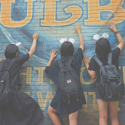 壁をよじ登るポーズ