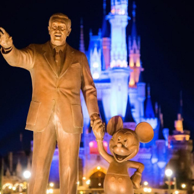 ウォルトとディズニーが手をつなぐ