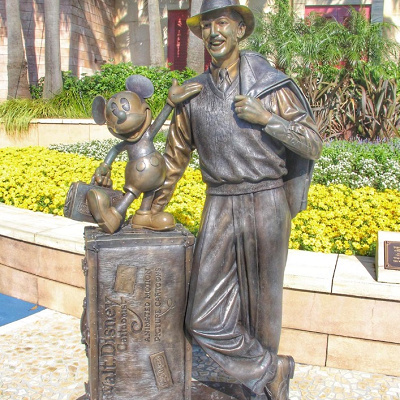 今にも旅に出そうなウォルトとミッキー