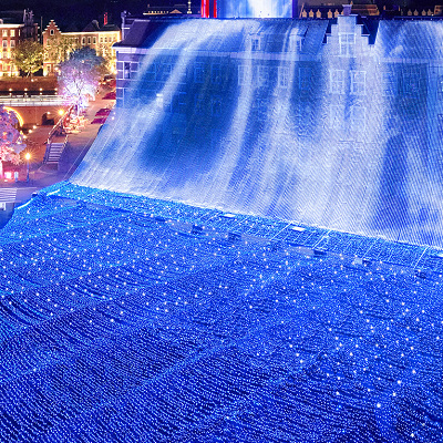 幅60メートルの光の滝