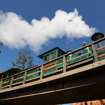 蒸気を吹き上げるウエスタンリバー鉄道