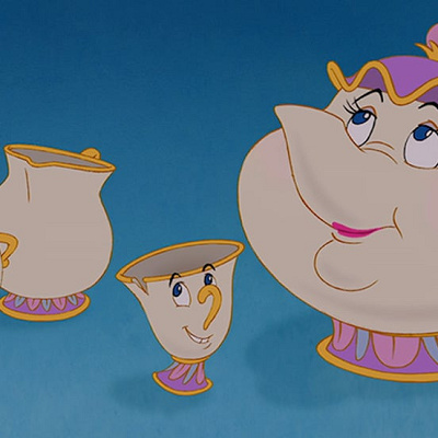 ポット夫人の声優として知られるアンジェラ・ランズベリーさんが出演したディズニー実写作品は何？